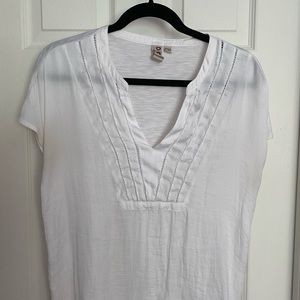 Cute White top with cap sleeves and v neck with stitching details. Size S.